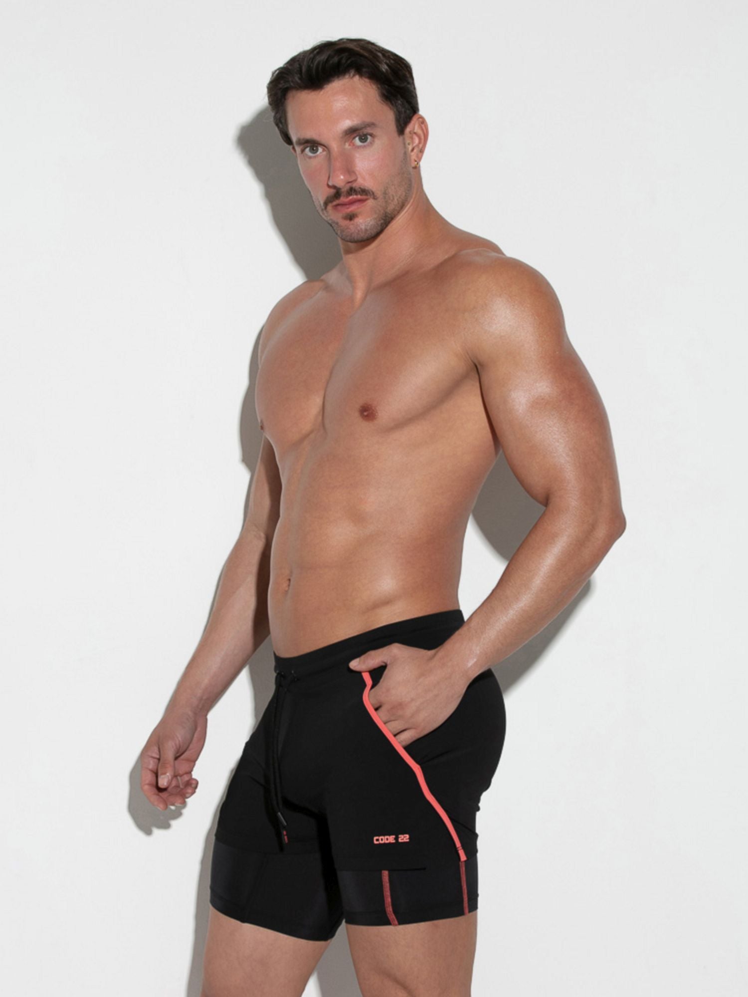 CODE 22 Training Mini Short - 9938, men's gym shorts with elastic waist, side pockets, and sleek design. CODE 22 TRAINING MINI SHORT - 9938 Gymshort, kurze Sporthose Code 22 Kleidung & Accessoires:Herren:Herrenmode:Fitnessmode:Kurze Sporthosen nudosz.myshopify.com