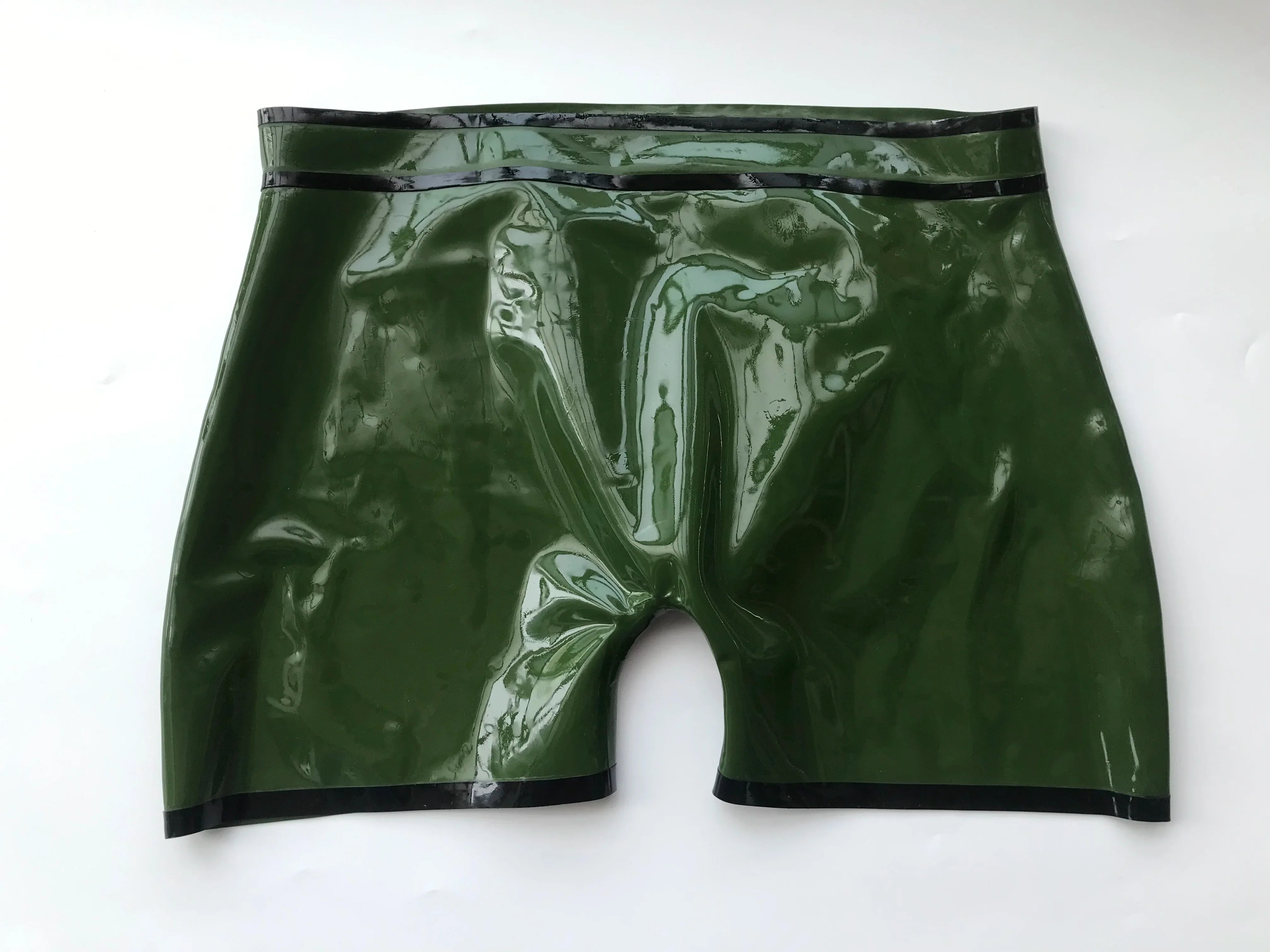 Herren blaue Latex Hot Shorts – körpernahe Gummi Shorts