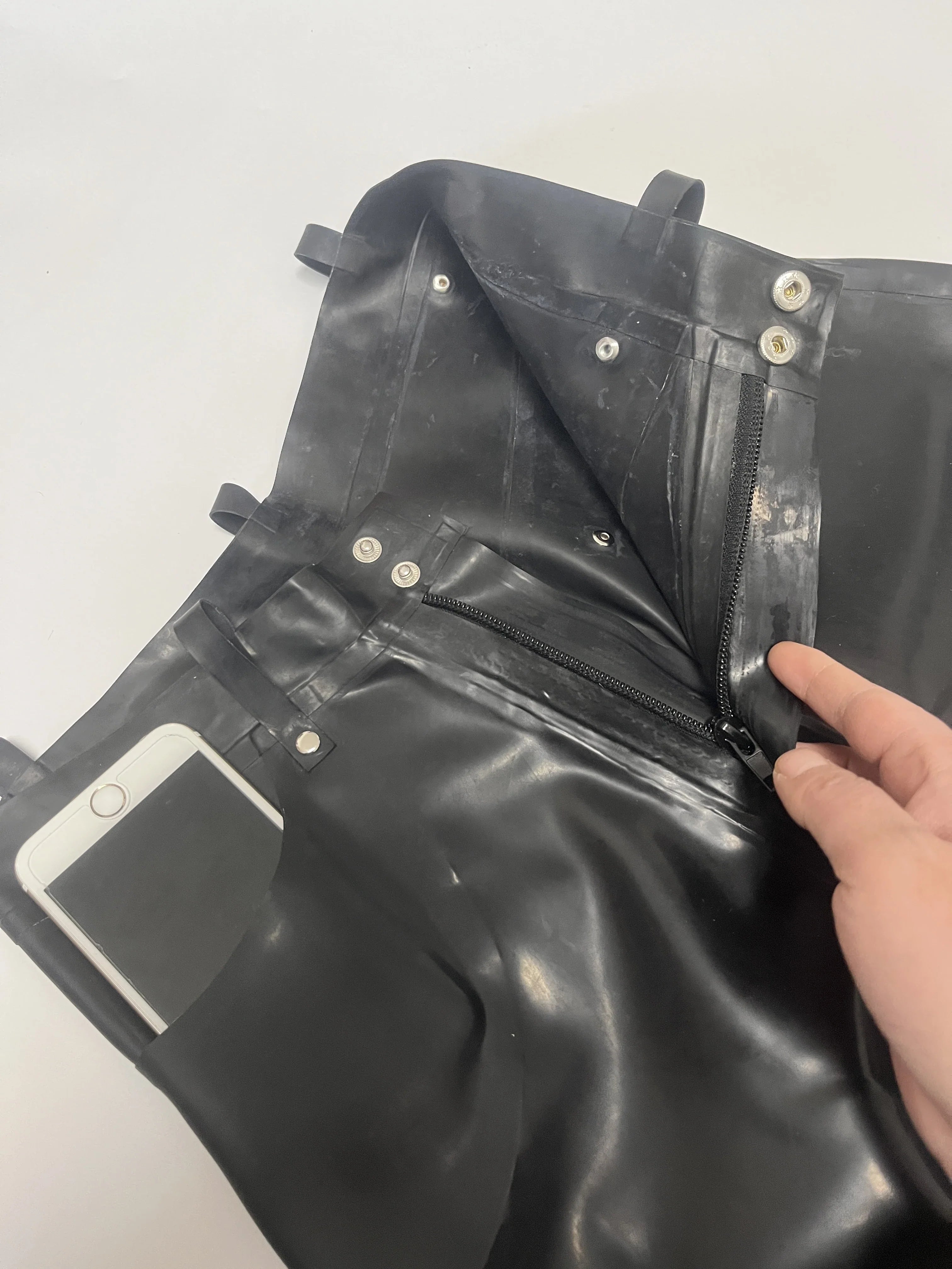 Herren Latex Jeans aus Gummi mit Front-Reißverschluss & vier Taschen