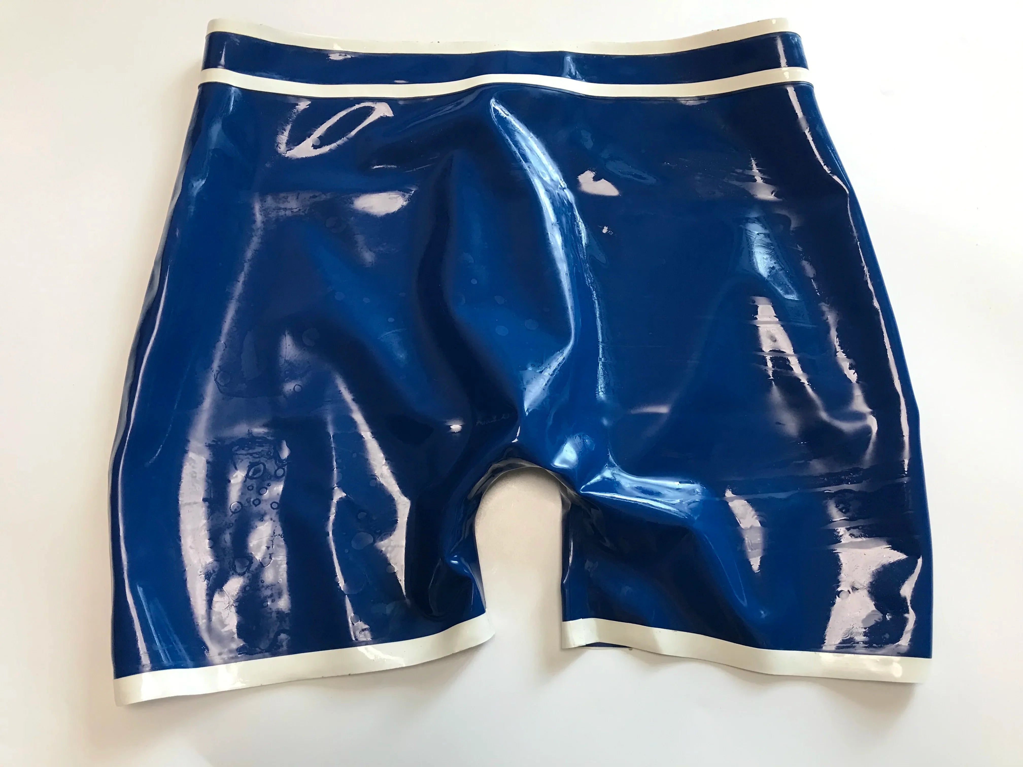 Herren blaue Latex Hot Shorts – körpernahe Gummi Shorts